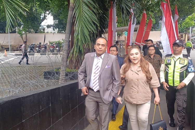 Ridwan Kamil, Bank BJB, korupsi Bank Bjb, kasus Bank BJB, Lisa Mariana, Diperiksa KPK, Lisa Mariana Akui Terima Aliran Dana dari Kasus Bank BJB, Lisa Mariana Akui Terima Dana untuk Anaknya, Kuasa Hukum Tunggu Bukti, Fokus Penyelidikan Kasus Bank BJB, Lima Tersangka Sudah Ditetapkan , Spekulasi Publik