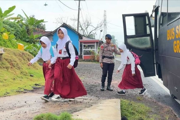 truk, bus sekolah, Karoseri, Viral Truk Disulap Jadi Bus Sekolah, Pakar Ingatkan Bahaya Keselamatan