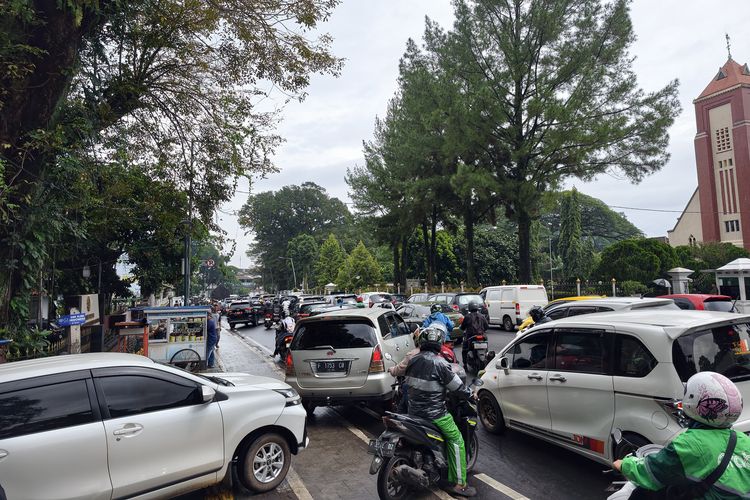 Balai Kota Bogor, pemusnahan angkot, Macet di Jalan Juanda: Dampak Demo Sopir Angkot di Balai Kota Bogor