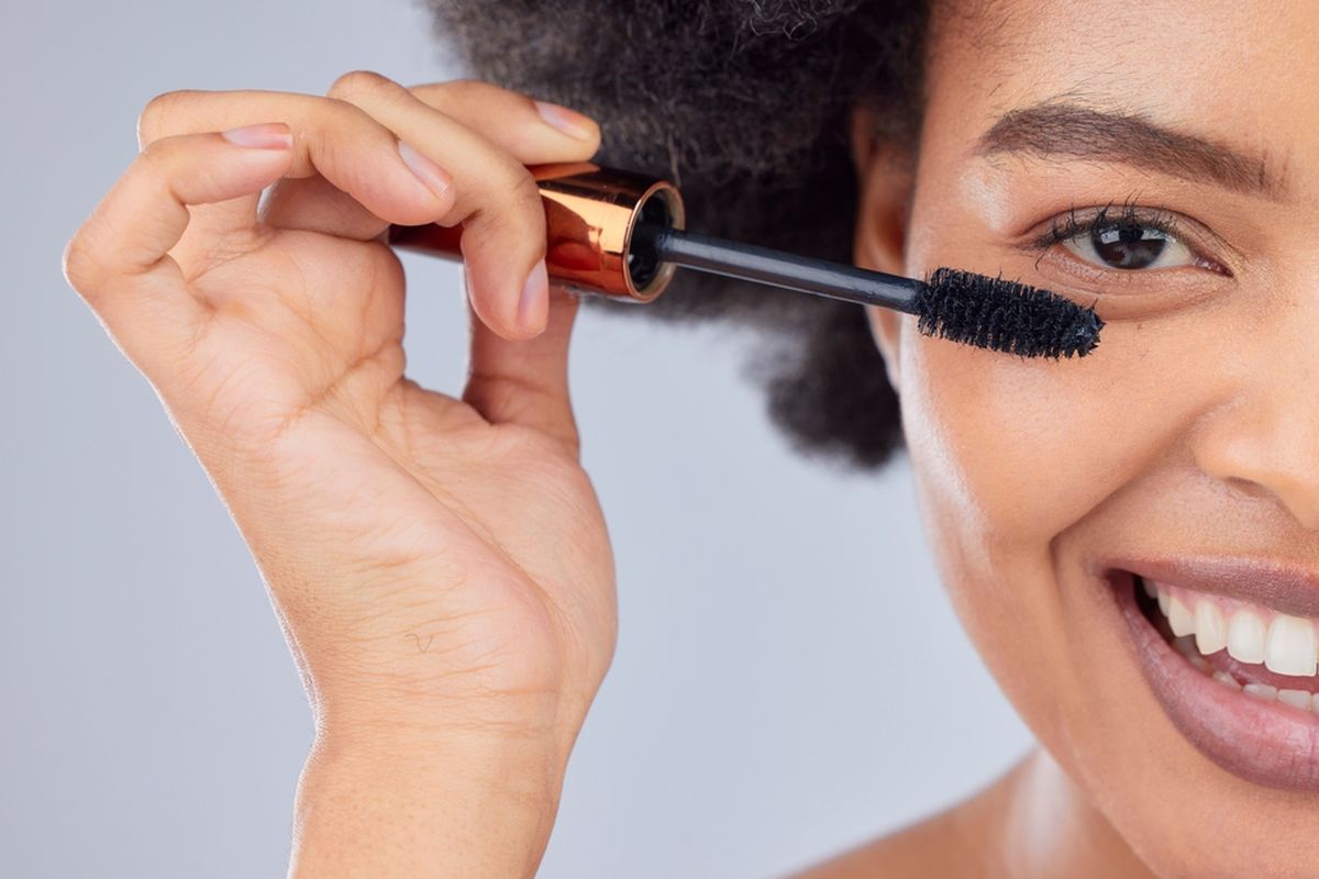 maskara, cara maskara tidak menggumpal, cara maskara tidak luntur, cara menggunakan maskara, cara menggunakan maskara agar tidak belepotan, cara menggunakan maskara agar tidak menggumpal, tips pakai maskara, pakai maskara, 7 Tips Pakai Maskara agar Tidak Menggumpal dan Luntur, 1. Pastikan bulu mata bersih, 2. Jepit bulu mata sebelum memakai maskara, 3. Oleskan maskara dari akar bulu mata, 4. Gunakan sedikit demi sedikit, 5. Gunakan sisir bulu mata agar tidak menggumpal, 6. Jangan terlalu sering "memompa" maskara, 7. Pilih maskara sesuai jenis kulit