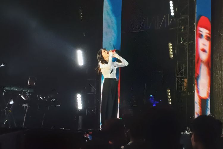 Isyana Sarasvati, kesehatan mental, journaling, coping mechanism, isyana sarasvati journaling, Musik dan kesehatan mental, Isyana Sarasvati Journaling lewat Musik, Sulit Terbuka dengan Perasaan