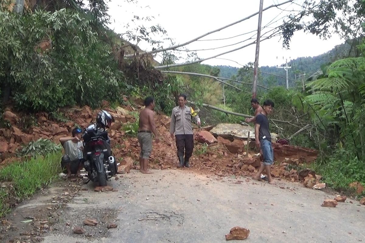 Palopo, Luwu, longsor, palopo, Longsor akibat hujan deras, luwu, Sulawesi Selatan, Warga Diminta Waspada, Longsor Tutup Jalur Palopo–Luwu, Warga Diminta Waspada