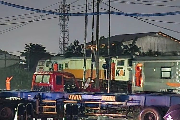 KA Harina, kecelakaan KA Harina, kecelakaan KA Harina di semarang, kecelakaan KA Harina di kaligawe semarang, Kecelakaan KA Harina vs truk di kaligawe semarang, Kecelakaan KA Harina vs truk di kaligawe, Kecelakaan KA Harina vs Truk di Kaligawe, Bagaimana Kondisi Masinis dan Sopir?