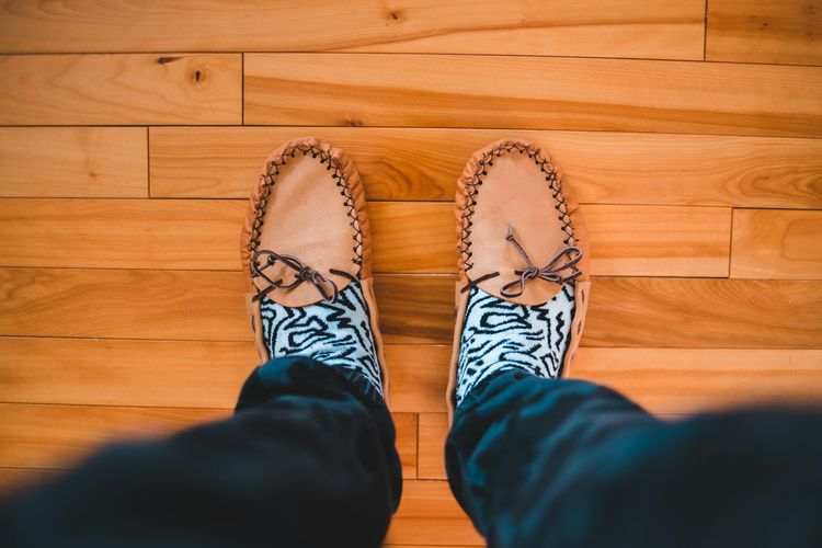 Bau kaki, cara mengatasi bau kaki, penyebab bau kaki, bromodosis, kaki bau, tips kesehatan kaki, kebersihan kaki, bau kaki karena apa, Mengapa Kaki Bisa Bau? Ini 4 Penyebab yang Perlu Diwaspadai, 1. Keringat yang terperangkap, 2. Bakteri, 3. Jamur, 4. Kondisi kesehatan
