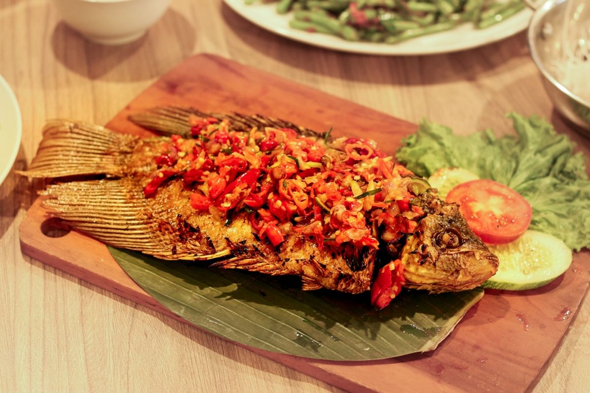 cara membersihkan ikan gurame, ikan air tawar bau lumpur, tips mengolah ikan gurame, cara menghilangkan bau lumpur pada ikan, 4 Tips Jitu Hilangkan Bau Lumpur dari Ikan Gurame Segar, 1. Simpan Ikan dalam Air Bersih Semalaman, 2. Ganti Air Secara Berkala, 3. Cuci Bersih dan Bersihkan Insangnya, 4. Siap Dimasak dengan Rasa Lebih Segar