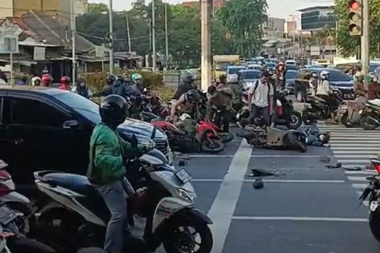 posisi kaki, keselamatan berkendara, Wanny Dewa, turun dari motor, Risiko Menurunkan Kaki Kanan Saat Berhenti Naik Motor
