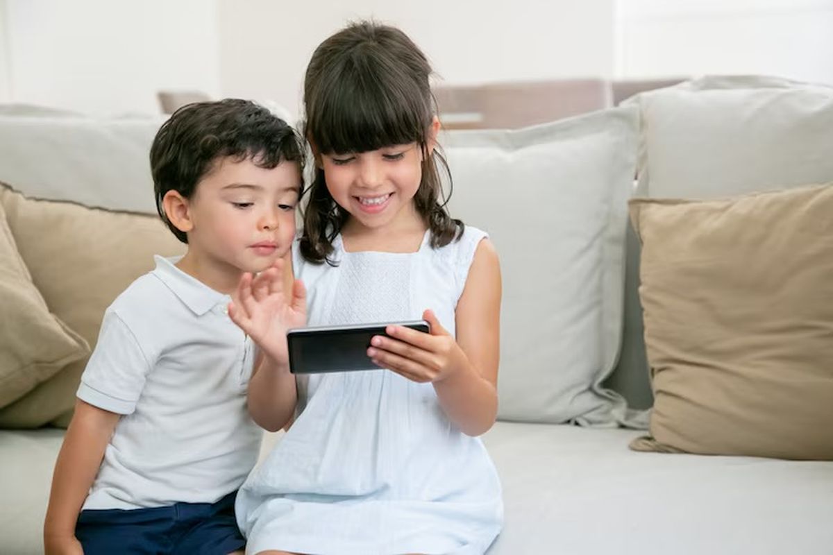 fomo, fear of missing out, tips parenting anak, anak FOMO, cara mengatasi anak yang FOMO, kenapa anak menjadi FOMO, bagaimana menghadapi anak yang FOMO, cara mengatasi anak fomo, cara mengatasi anak yang takut ketinggalan tren, 5 Cara Mengatasi Anak FOMO agar Tak Takut Ketinggalan Tren Menurut Para Ahli