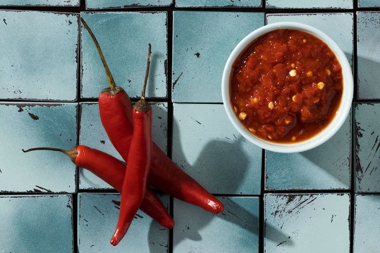 Sambal bawang, sambal bawang, sambal bawang tahan lama, Resep sambal bawang, cara membuat sambal bawang enak, resep sambal bawang, Trik Rahasia Sambal Bawang Enak dan Tahan Lama, Tak Ada Aroma Langu, Bahan sambal bawang, Cara membuat sambal bawang tahan lama, Pilih bahan yang berkualitas, Pastikan alat penghalus kering dan bebas dari aroma tidak sedap, Cabai merah besar menimbulkan aroma kurang sedap, Panaskan sambal, Gunakan kemasan yang bersih, Garam dan gula adalah pengawet alami, Gunakan sendok yang bersih, Menyimpan sambal