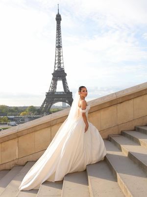 Jennifer Coppen, Justin Hubner, 8 Gaya Prewedding Jennifer Coppen dan Justin Hubner di Paris, Elegan dan Klasik, 1. Gaun ball gown klasik, 2. Gaya rambut, 3. Style Justin Hubner, 4. Veil panjang, 5. Nuansa monokrom yang timeless, 6. Pose editorial dengan tailoring maskulin, 7. Sentuhan soft glam makeup, 8. Gaya berdiri di tangga ikonik