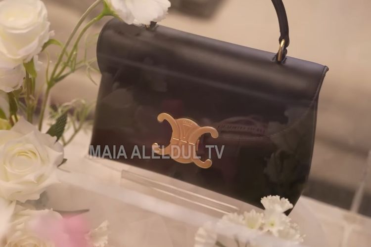 Al Ghazali, seserahan, Alyssa Daguise, Seserahan, seserahan pernikahan, al ghazali menikah, pernikahan al ghazali, pernikahan al ghazali dan alyssa daguise, alyssa daguise menikah, seserahan pernikahan al ghazali, al ghazali dan alyssa daguise menikah, Intip Seserahan Al Ghazali untuk Alyssa Daguise, Ada Tas Branded, 1. Uang euro dan emas, 2. Cincin Cartier, 3. Kalung Chanel, 5. Baju Victoria’s Secret, 6. Tas Celine, 7. Skincare dan makeup Chanel, 8. High heels Valentino