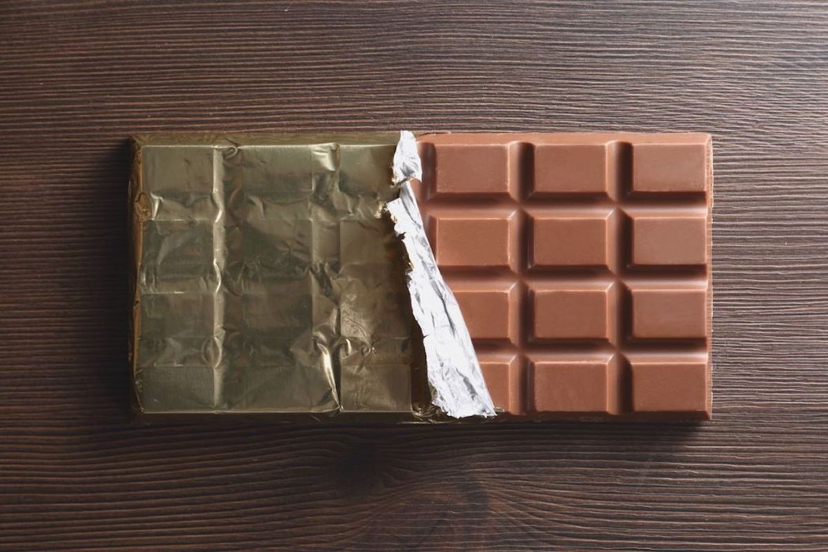 cokelat, kafein, Makanan Ini Dianggap Bikin Melek, Betulkah?, Benarkah cokelat mengandung kafein?, Perbandingan cokelat vs minuman berkafein lain, Apakah cokelat bisa mengganggu tidur?, Kesimpulan: Cokelat bisa bikin melek, tapi tidak sekuat kopi