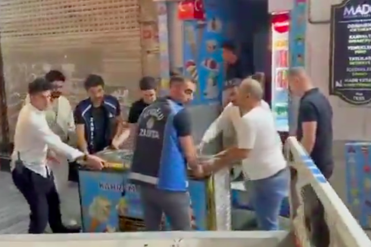 es krim Turki, penjual es krim Turki, atraksi es krim Turki, es krim Beyoglu Turki, pelecehan penjual es krim Turki, atraksi pelecehan penjual es krim Turki, Penjual Es Krim di Turki Lecehkan Pembeli saat Atraksi, Kedai Langsung Ditutup Pemerintah