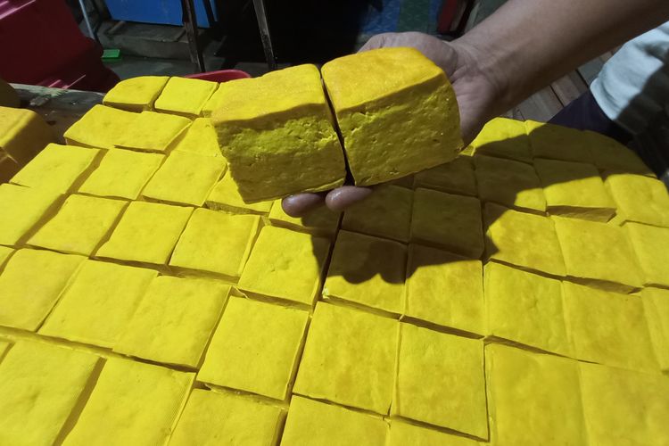 tahu goreng, tahu sutra, tahu putih, tahu kuning, jenis tahu di indonesia, macam tahu dan cirinya, 8 Jenis Tahu Populer di Indonesia, Mana yang Paling Sering Kamu Makan?, 1. Tahu Putih, 2. Tahu Kuning, 3. Tahu Goreng, 4. Tahu Kulit, 5. Tahu Sutera (Tofu), 6. Tahu Susu, 7. Tahu Air