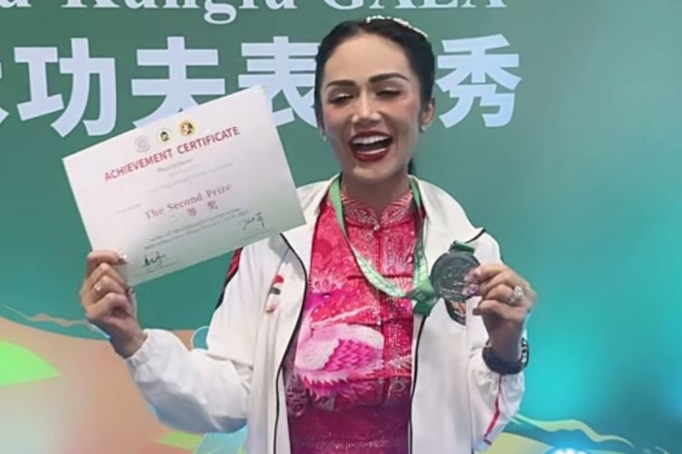 Krisdayanti, Kris Dayanti, kris dayanti wushu, krisdayanti wushu, krisdayanti raih medali perak, 7 Gaya Kris Dayanti Saat Raih Medali Perak di World Kungfu Championship, Nuansa Ceria, 1. Dominasi warna merah muda, 2. Motif bordir burung, 3. Kancing depan Shanghai style, 4. Siluet longgar yang tetap proporsional, 5. Jaket putih dengan emblem kontingen, 6. Rambut dikuncir rapi dengan makeup fresh, 7. Medali perak