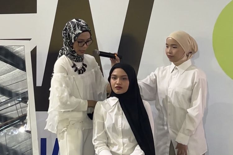 tutorial hijab, tutorial hijab simple, tutorial hijab pashmina simple untuk remaja, tutorial hijab pashmina untuk sehari hari, Tutorial Hijab Pashmina Kasual untuk Aktivitas Sehari-hari, Cuma 5 Langkah, 1. Lapisi inner hijab dengan pashmina, 2. Kaitkan bagian depan hijab dengan peniti atau magnet, 3. Letakkan sisi yang pendek ke belakang bahu, 4. Tarik dan gabungkan sisi panjang ke belakang leher, 5. Sesuaikan bagian depan area wajah