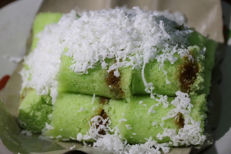 kue tradisional kukus, Cara membuat kue putu tanpa bambu, kue putu gula merah, resep kue putu gula merah, kue putu hijau pandan, Resep Kue Putu Gula Merah, Tetap Jadi Walau Tak Perlu Pakai Bambu, Sejarah Singkat dan Ciri Khas Kue Putu, Resep Kue Putu Gula Merah Tanpa Bambu, Cara Membuat Kue Putu Gula Merah Tanpa Bambu, Tips Agar Kue Putu Tanpa Bambu Tetap Lembut dan Mekar