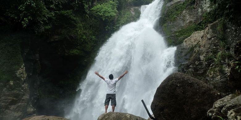 tempat wisata di Padang, Pantai Air Manis, Malin Kundang, 10 Tempat Wisata di Padang yang Wajib Dikunjungi Saat Liburan, 1. Pantai Air Manis, 2. Pantai Pasumpahan, 3. Pantai Nirwana, 4. Pantai Pasir Jambak, 5. Air Terjun Sarasah, 6. Air Terjun Lubuk Hitam, 7. Lubuk Paraku, 8. Bukit Nobita, 9. Danau Cimpago, 10. Museum Adityawarman