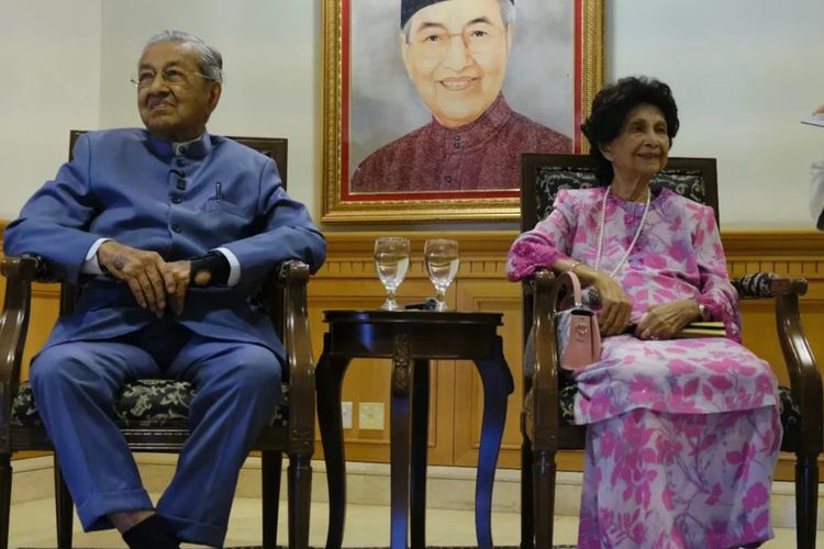 Mahathir Mohamad, tips panjang umur, Tips umur panjang, mahathir mohamad 100 tahun, mahathir mohamad 2025, mahathir mohamad usia, tips umur panjang, rahasia umur panjnag, rahasia umur panjang mahathir mohamad, 6 Rahasia Umur Panjang Mahathir Mohamad yang Berusia 100 Tahun, 1. Makan dalam porsi wajar, 2. Hindari makanan berlemak dan manis, 3. Tidur lebih awal, 4. Membaca, 5. Aktif secara fisik, 6. Tak mudah marah dan menjaga hubungan