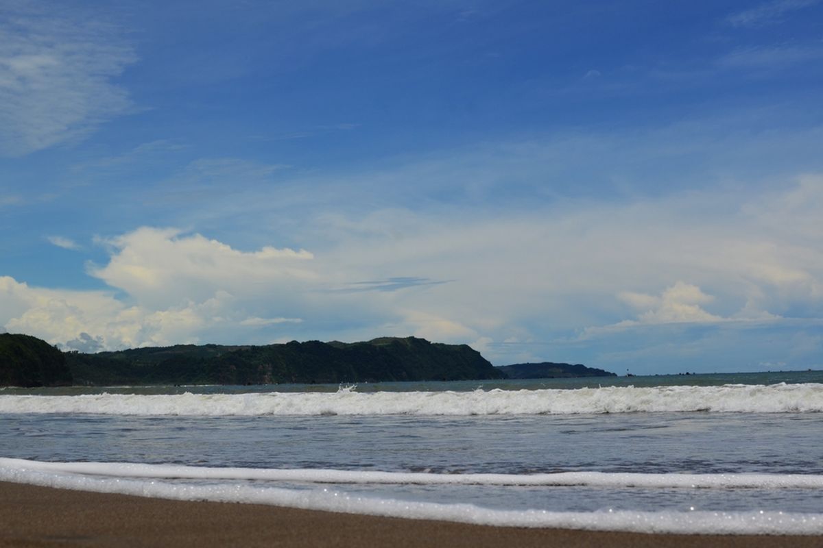 Pantai Sine, Kronologi Wisatawan Terseret Ombak di Pantai Sine Tulungagung, Satu Hilang, 1. Dua wisatawan berenang di area berbahaya, 2. Empat wisatawan berusaha menolong, 3. Enam korban terbawa arus, lima berhasil dievakuasi, 4. Satu korban masih hilang, 5. Basarnas gelar operasi pencarian, 6. Semua korban adalah wisatawan, 7. Imbauan keselamatan untuk pengunjung
