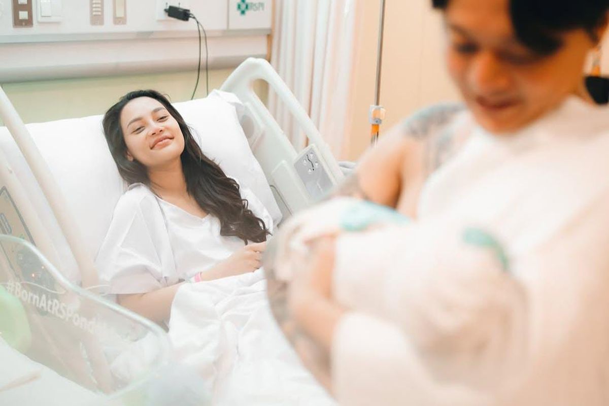 Erika Carlina, Andrew Raxy Neil, DJ Bravy, erika carlina melahirkan, nama anak erika carlina, Erika Carlina melahirkan anak pertama, arti nama anak erika carlina, Erika Carlina Beri Nama Putra Pertamanya Andrew Raxy Neil, Ini Artinya