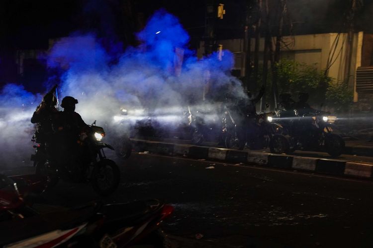 kesehatan anak, gas air mata, kesehatan lansia, cara mengatasi gas air mata, pertolongan pertama gas air mata, apa bahaya gas air mata, anak terkena gas air mata, lansia terkena gas air mata, anak kena gas air mata, lansia kena gas air mata, Lansia dan Anak Kena Gas Air Mata? Ini Pertolongan Pertama Menurut Dokter