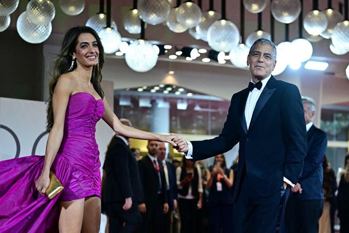 George Clooney, Emma Stone, Amal Clooney, Adam Sandler, red carpet, Shailene Woodley, Willem Dafoe, venice film festival 2025, festival film venesia 2025, red carpet venice film festival, alicia silverstone, 6 Gaya Artis Hollywood di Red Carpet Venice Film Festival 2025, Ada George Clooney, 1. George Clooney dan Amal Clooney, 2. Emma Stone, 3. Willem Dafoe, 4. Shailene Woodley, 5. Alicia Silverstone, 6. Adam Sandler