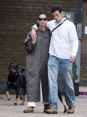 Callum Turner, pernikahan, Dua Lipa, gaya khas Dua Lipa, Usai Menikah, Dua Lipa Pilih Tampil Santai dengan Jeans Putih dan Sepatu UGG, Tampil santai dengan trench coat hijau sage, Callum Turner pilih gaya kasual sporty, Dari pernikahan elegan ke kehidupan sehari-hari, Dikenal menjaga kehidupan pribadi