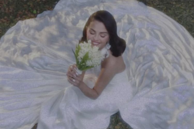 Selena Gomez, Selena Gomez menikah, Benny Blanco, Selena gomez menikah dengan benny blanco, Venue pernikahan selena gomez, selena gomez married, selena gomez umur berapa, benny blanco selena gomez, Selena Gomez Menikah dengan Benny Blanco, Intip Detail Gaun Pengantinnya