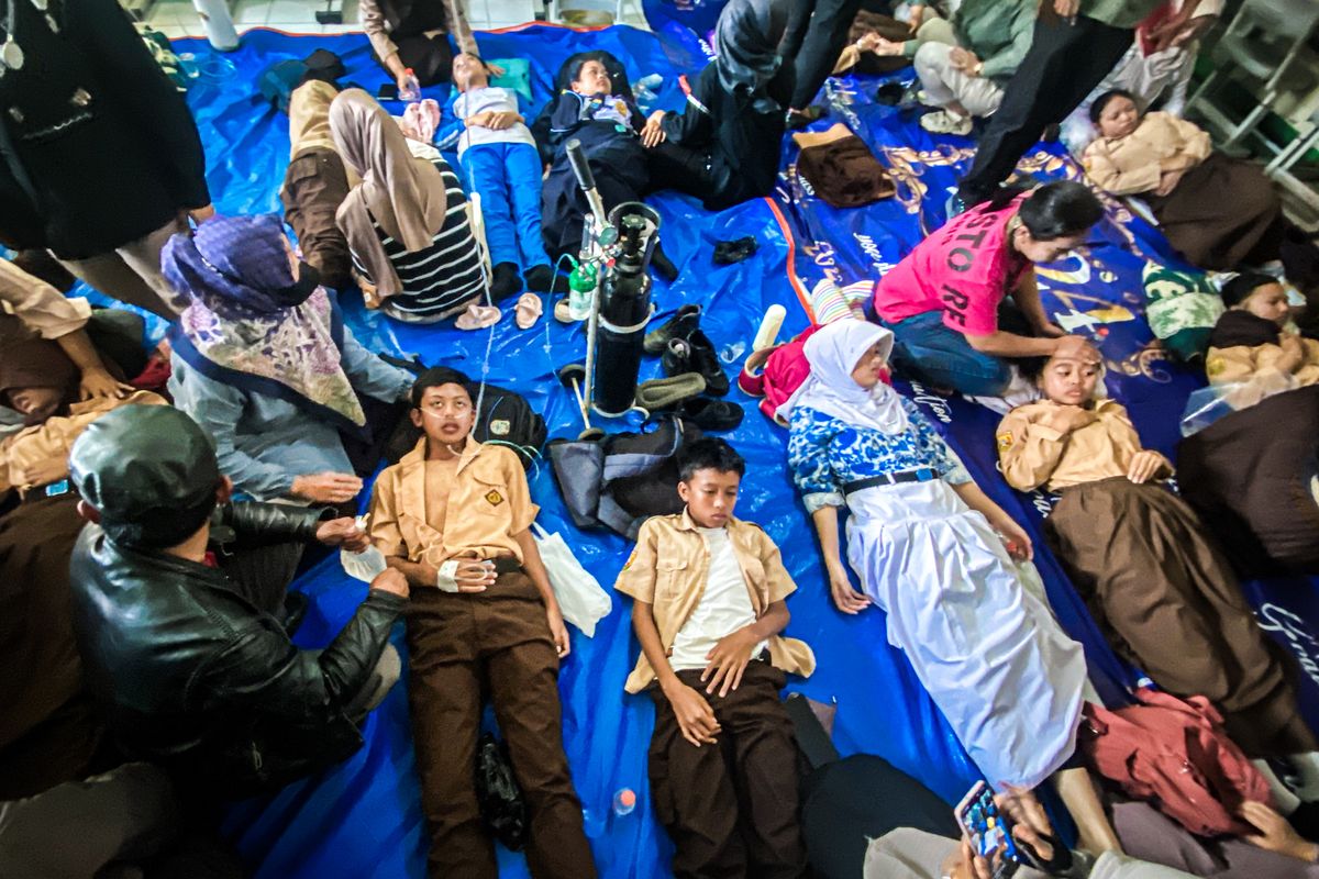 makan bergizi gratis, menu mbg basi, keracunan MBG Bandung Barat, SMPN 1 Cisarua, 115 Siswa SMP di Bandung Barat Keracunan MBG: Diduga dari Ayam Basi, Kelas Disulap Jadi Ruang Darurat