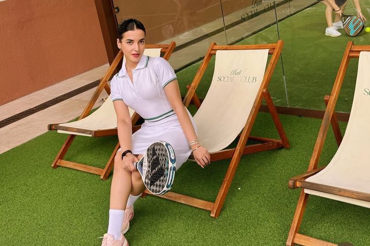 tasya farasya, outfit padel, Outfit Tasya Farasya, outfit olahraga, inspirasi gaya sporty, inspirasi outfit olahraga, style tasya farasya, 5 Gaya Tasya Farasya yang Sporty, Tetap Stylish di Lapangan, 1. Soft pink look yang feminin, 2. Sporty kasual dengan dress navy, 3. Dress serba putih, 4. Crop jaket ungu dan rok mini, 5. Monokrom hitam putih