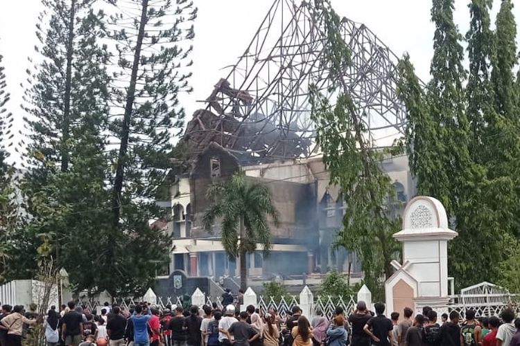 gedung DPRD dibakar, Demo NTB, demo 30 agustus 2025, Gedung DPRD NTB dibakar, dprd dibakar, Situasi Demo 30 Agustus 2025 di NTB, Gedung DPRD Dibakar, Massa Teriakan 