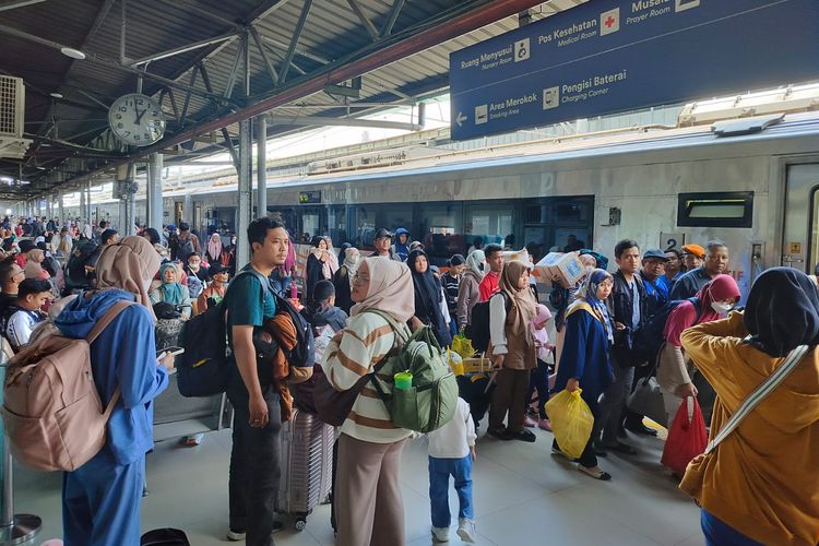 arus balik Nataru 2025, Arus Balik Libur Nataru, 15.324 Penumpang Turun di Stasiun Pasar Senen