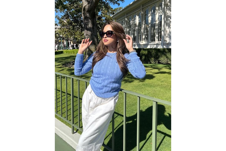 Jennifer Coppen, style jennifer coppen, inspirasi style jennifer coppen, outfit jennifer coppen, jennifer coppen lahir tahun berapa, fashion jennifer coppen, 5 Outfit Jennifer Coppen yang Chic untuk Inspirasi OOTD, 1. Preppy chic dengan cable knit, 2. Sporty casual untuk grocery shopping, 3. Casual vibe, 4. Elegan dengan one-shoulder top, 5. Sweet and playful