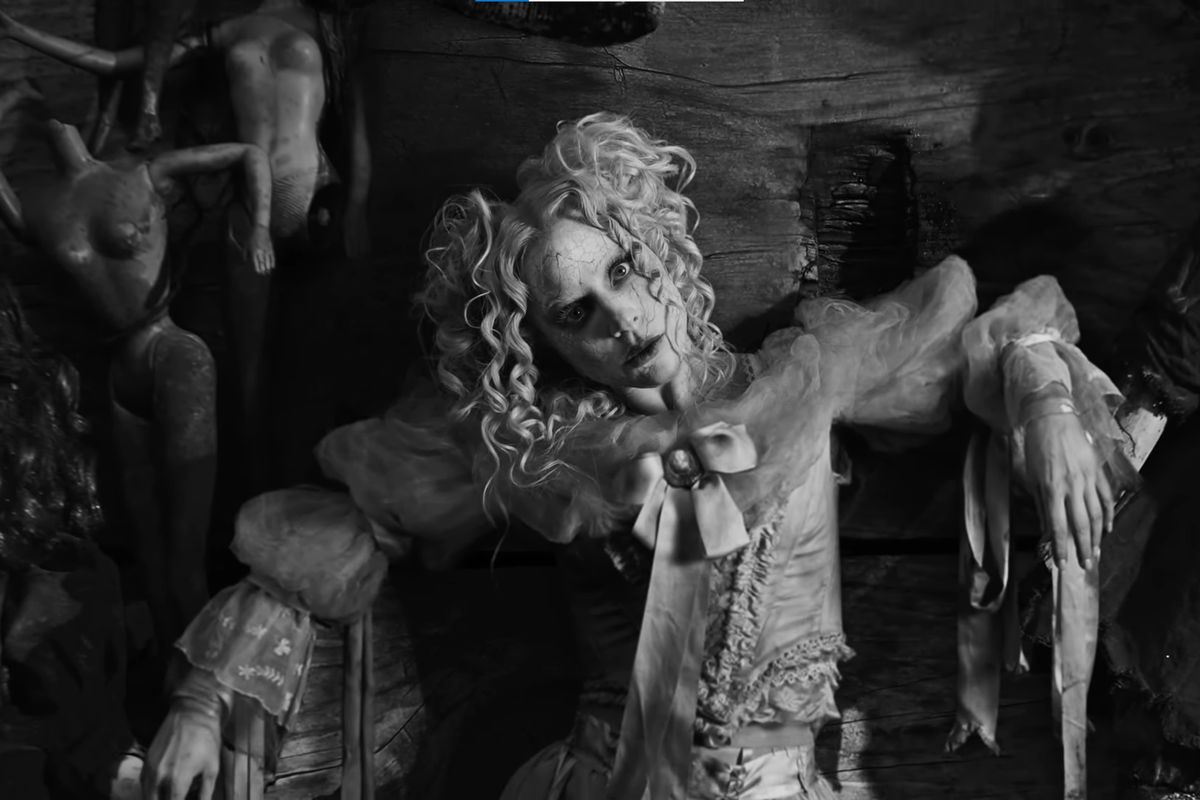 Lady Gaga, tim burton, lady gaga the dead dance, outfit lady gaga, busana lady gaga, baju lady gaga, Outfit Lady Gaga di Video Klip Death Dance, Horor dan Elegan