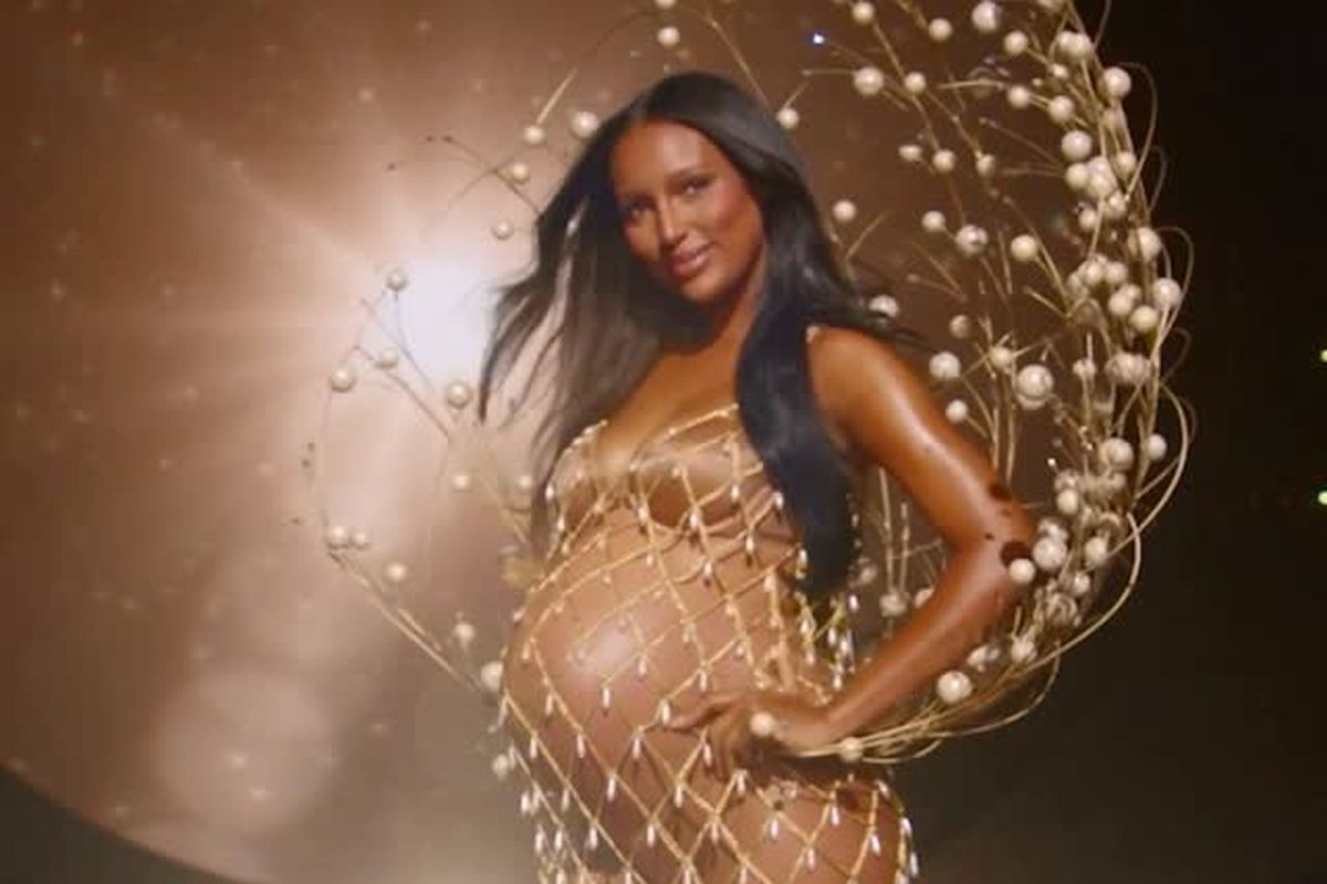 victoria secret, victoria secret fashion show 2025, Victoria Secret Fashion Show, jasmine tookes, jasmine tookes victoria secret, 5 Style Jasmine Tookes di Victoria’s Secret Fashion Show 2025, Anggun dengan Baby Bump, 1. Gaun jaring emas yang menawan, 2. Sayap kerang artistik, 3. Makeup natural dan glowing, 4. Gaya rambut gerai, 5. Heels tinggi yang elegan