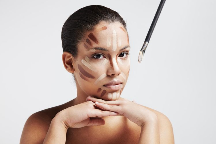 bedak padat, contouring wajah, tips makeup, cara makeup, cara makeup pemula, makeup untuk wajah kecil, makeup untuk wajah besar, shade wajah, shading make up, makeup sesuai bentuk wajah, Tips Makeup Sesuai Bentuk Wajah dari Makeup Artist, Bedak hingga Contour, 1. Bedak warna lebih gelap di bagian luar wajah, 2. Contouring bukan cuma soal shading, 3. Perbanyak highlighter untuk wajah kecil, 4. Shading di bagian luar untuk wajah besar atau lebar