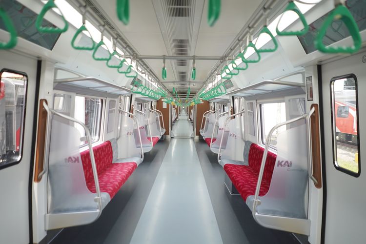 Rangkaian KRL Baru seri CLI-125, KRL bogor, KRL Cikarang-Jakarta, FOTO: Mengintip Rangkaian KRL Baru Seri CLI-125 Lintas Cikarang dan Bogor