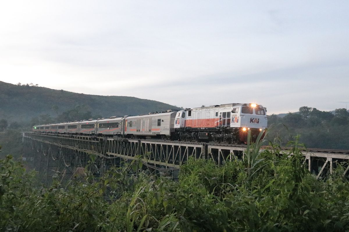 Tiket Kereta Murah, kereta jakarta bandung, kereta lokal garut, rute kereta hemat, Cara Naik Kereta Api dari Jakarta ke Bandung Hanya Rp 16.000, Rute Awal dari Jakarta ke Cikarang, dari Cikarang ke Purwakarta, dari Purwakarta ke Bandung Lewat KA Lokal Garut, Total Perjalanan: Rp 16.000