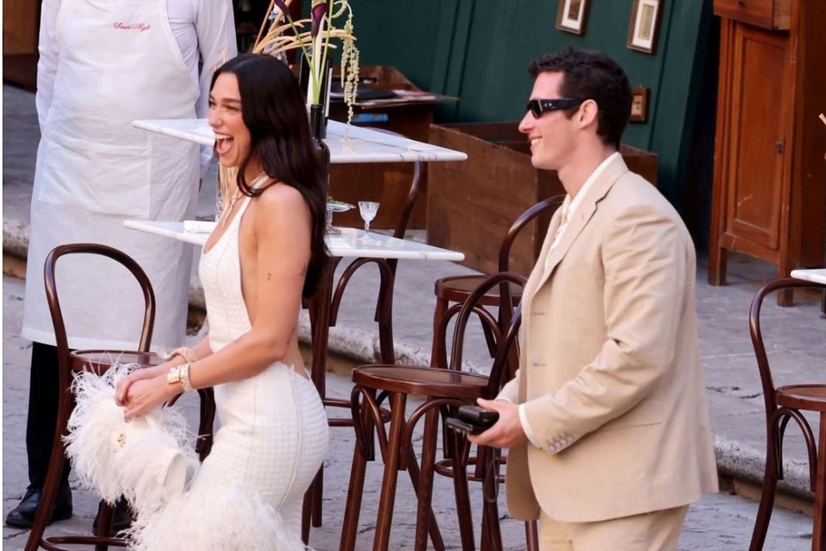 Dua Lipa, Bottega Veneta, Gaya Resepsi Dua Lipa di Italia, Kenakan Gaun Kulit Anyaman dari Bottega Veneta, Gaun kulit anyaman dari Bottega Veneta, Tampilkan gaya bridal yang modern, Gaya rambut tergerai, Gaya Callum Turner