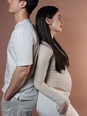 Nino Fernandez, Steffi Zamora, Maternity shoot, steffi zamora hamil, steffi zamora dan nino fernandez, Steffi Zamora Umumkan Kehamilan, Intip 6 Outfit Maternity Minimalisnya, 1. Long sleeve top krem bodycon, 2. Celana putih longgar, 3. Nuansa serba netral dengan pasangan, 4. Aksen pose playful, 5. Sentuhan monokrom dan aksesori, 6. Rambut terurai natural
