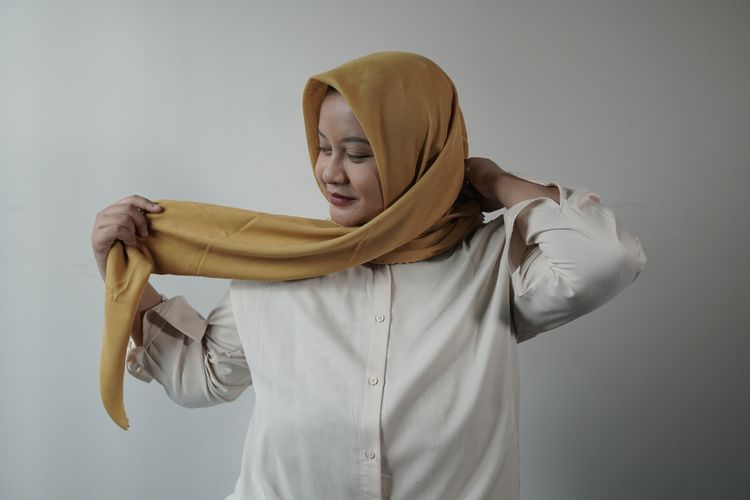 tutorial hijab segi empat, Idul Adha, Idul Adha 2025, Tutorial hijab segi empat, idul adha, idul adha 2025, tutorial hijab idul adha, tutorial hijab simpel, tutorial pakai hijab simple, tutorial hijab untuk wajah bulat dan tembem, tutorial hijab muka bulat, tutorial hijab wajah bulat, Cukup 1 Peniti, Ini Tutorial Hijab Segi Empat untuk Idul Adha 2025