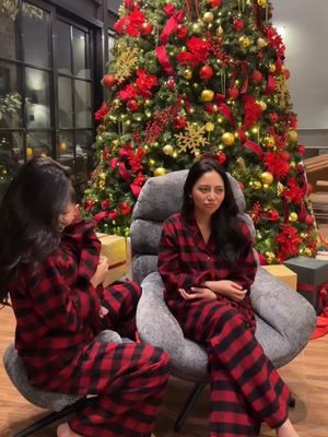 Erika Carlina, Rachel Vennya, Rachel Vennya dan Fuji, 7 Gaya Rachel Vennya dan Fuji Temani Erika Carlina Rayakan Natal, Kompak Tampil Kembaran, 1. Outfit merah bermotif kotak yang serasi, 2. Model busana santai dan nyaman, 3. Tampilan kembaran tanpa kesan berlebihan, 4. Rambut dibiarkan natural, 5. Riasan wajah minimalis, 6. Selaras dengan dekorasi Natal, 7. Memperkuat kesan kebersamaan sahabat