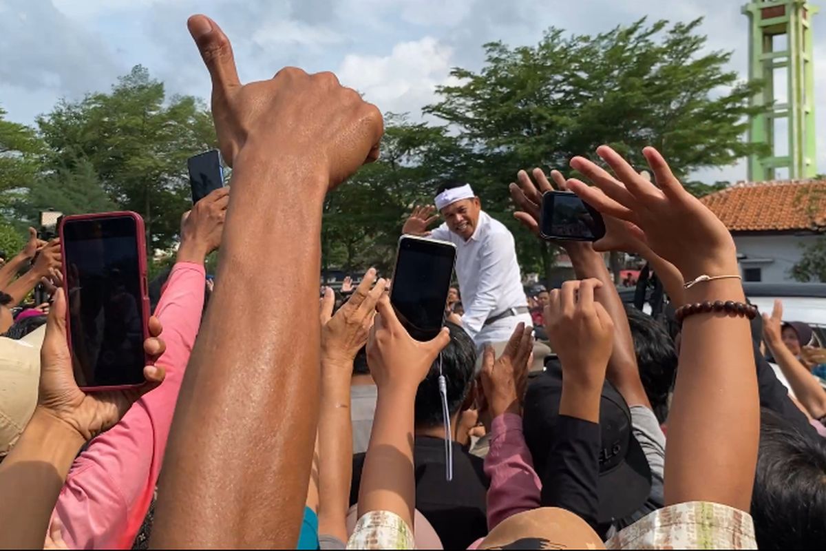 Dedi Mulyadi, Gubernur Jawa Barat, Dedi Mulyadi Tanggapi Kritik Pandji soal Pemilih Jabar, Pemimpin Berlatar Artis, dan Gubernur YouTuber, Apa kritik Pandji terhadap pemilih di Jawa Barat?, Bagaimana respons Dedi Mulyadi terhadap pernyataan tersebut?, Apa contoh pilkada yang disebut Dedi Mulyadi?, Bagaimana pandangan Dedi Mulyadi soal artis yang terjun ke politik?, Apa ajakan Dedi Mulyadi kepada Pandji?