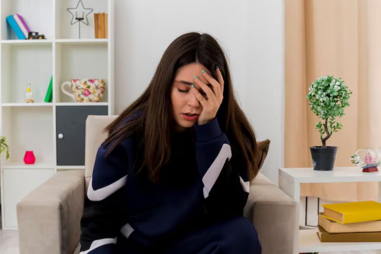 kondisi mental, rahasia, menyimpan rahasia, stres, Menyimpan Rahasia Bisa Picu Stres, Ini Penjelasan Peneliti, Rahasia tidak hanya soal apa yang disembunyikan, Pikiran yang terus kembali jadi sumber stres, Banyak orang menyimpan rahasia lebih dari yang disadari, Dampaknya juga bisa dirasakan secara fisik, Tidak semua rahasia harus dibagikan, Cara mengurangi beban dari rahasia, Kesadaran jadi langkah awal menjaga kesehatan mental