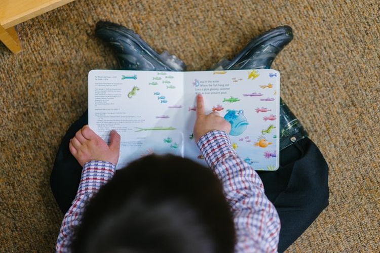 Kebiasaan anak pintar, anak cerdas, pola asuh anak, tips parenting, kebiasaan anak pintar, tips parenting anak, kebiasaan anak cerdas, 10 Kebiasaan Anak-Anak Pintar yang Bisa Ditiru Orangtua di Rumah, 1. Gemar membaca sejak dini, 2. Tidur cukup, 3. Tidak membandingkan mereka dengan anak lain, 4. Disiplin , 5. Aktif bergerak, 6. Suka main permainan otak, 7. Penuh rasa ingin tahu dan suka eksplorasi, 8. Seimbang antara belajar dan hobi, 9. Bahagia, 10. Belajar dari kritik