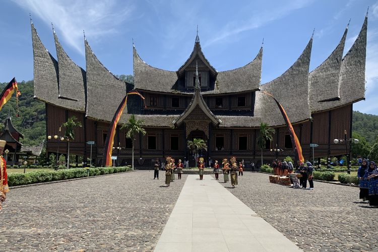 istano basa pagaruyung sejarah, apa saja isi istano basa pagaruyung, ada apa di dalam istano basa pagaruyung, melihat isi dalam istano basa pagaruyung, sejarah asal usul bentuk rumah gadang, Mampir ke Istano Basa Pagaruyung, Apa yang Bisa Dilihat di Dalamnya?
