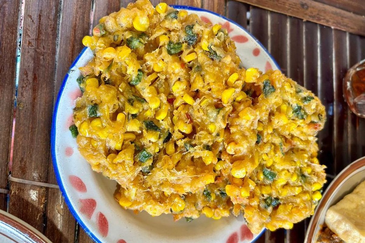 bakwan jagung, baking powder, resep bakwan jagung, tahan lama, bakwan jagung renyah, bakwan jagung empuk, Trik Bikin Bakwan Jagung Empuk dan Renyah Tahan Lama, Tak Perlu Baking Powder, Jenis jagung yang dipakai, Jenis tepung yang digunakan, Siapkan bumbunya, Buat adonan bakwan jagung, Cara goreng adonan bakwan