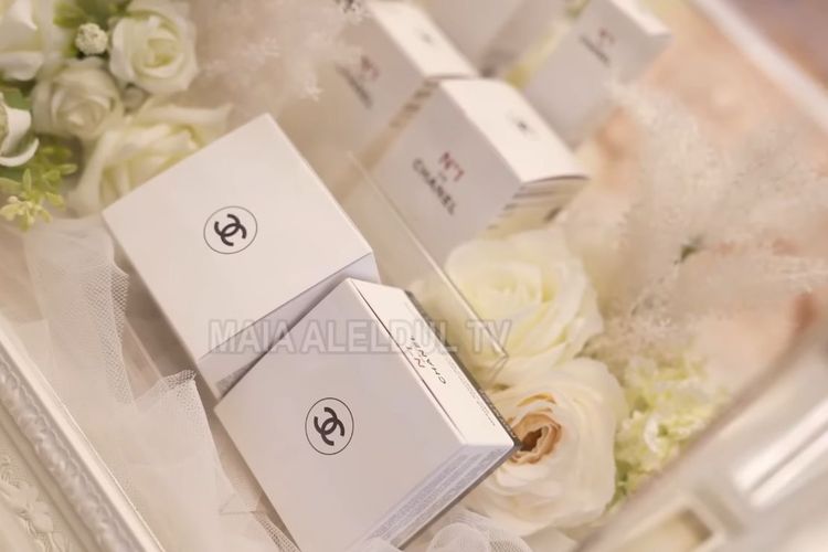 Al Ghazali, seserahan, Alyssa Daguise, Seserahan, seserahan pernikahan, al ghazali menikah, pernikahan al ghazali, pernikahan al ghazali dan alyssa daguise, alyssa daguise menikah, seserahan pernikahan al ghazali, al ghazali dan alyssa daguise menikah, Intip Seserahan Al Ghazali untuk Alyssa Daguise, Ada Tas Branded, 1. Uang euro dan emas, 2. Cincin Cartier, 3. Kalung Chanel, 5. Baju Victoria’s Secret, 6. Tas Celine, 7. Skincare dan makeup Chanel, 8. High heels Valentino