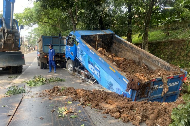 Jalan Raya Lenteng Agung, Jalan Lenteng Agung Ambles, Polisi Imbau Cari Jalan Alternatif