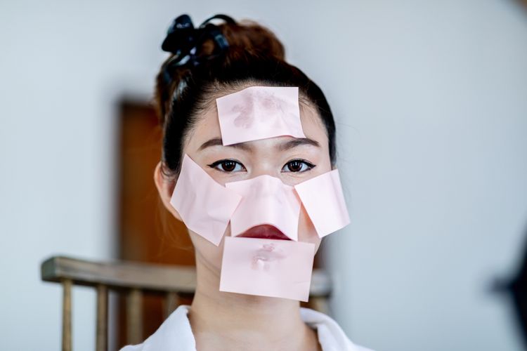 Idul Adha, Idul Adha 2025, idul adha, idul adha 2025, tutorial makeup untuk idul adha, makeup untuk idul adha, cara touch up makeup yang benar, cara touch up makeup, 5 Cara Touch Up Makeup yang Benar agar Segar Saat Idul Adha 2025, 1. Atasi minyak dengan blotting paper dan tisu, 2. Aplikasikan bedak tipis-tipis, 3. Gunakan setting spray untuk "mengunci", 4. Siapkan touch up kit yang ringkas, 5. Pilih bedak yang tepat